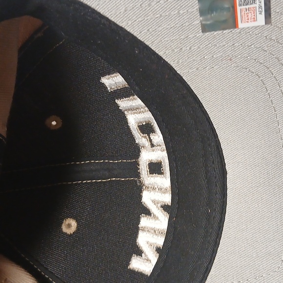 UCONN Huskies Men Tan Baseball Cap NWOT - Picture 8 of 8